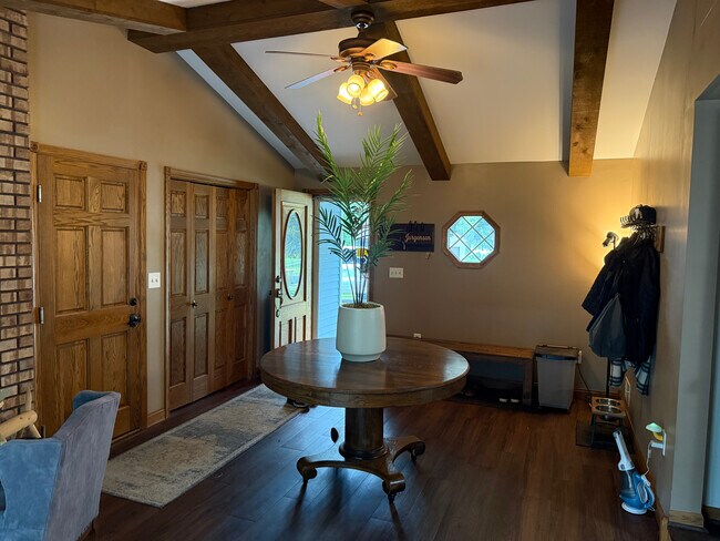 Foto del edificio - 409 Meadow Ct