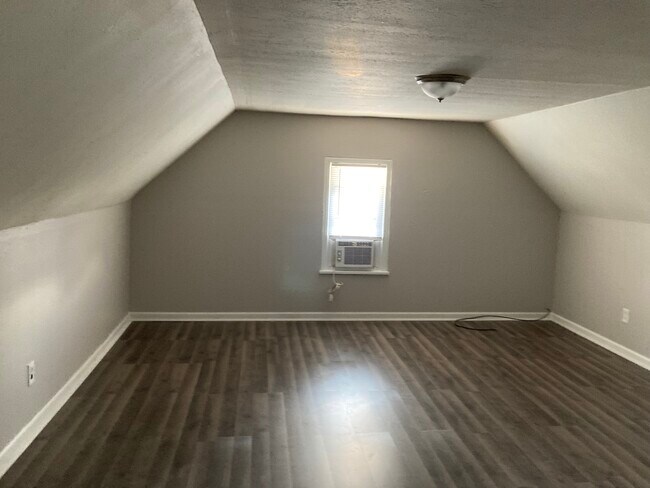 Building Photo - 663 Shakespeare Dr