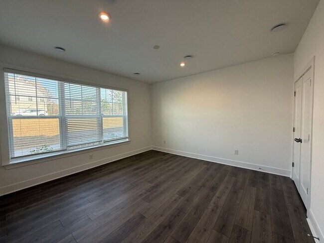 Foto del edificio - 3BR/3.5BA 3-Story Townhome w/ Quartz + W/D in Decatur