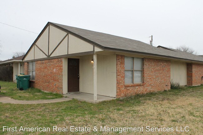 Building Photo - 1129-1131 Suburban St