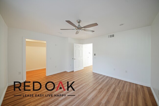 Foto del edificio - Spacious, Remodeled, One Bedroom with Stai...