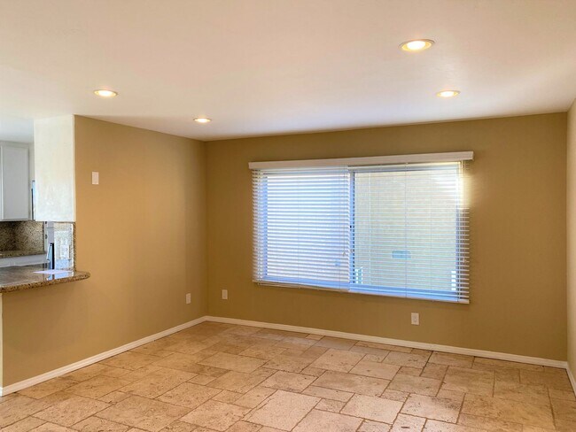 Foto del edificio - Gorgeous views from this Linda Vista Condo!