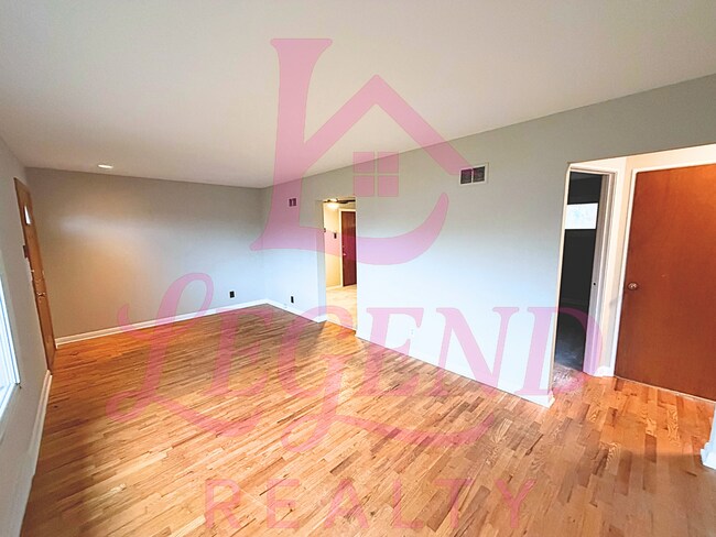 Foto del edificio - Charming 3-Bedroom Home with Hardwood Floors, Updates & Fenced Yard.