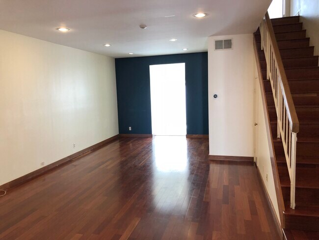 Sala de estar - Paredes de acento - 2405 34th St