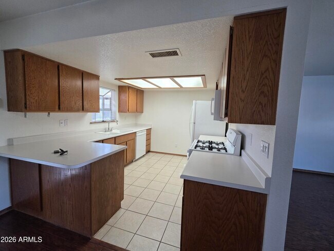 Building Photo - 1460 Lynda Ave