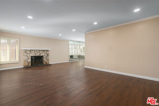 Building Photo - 5025 W 58th Pl