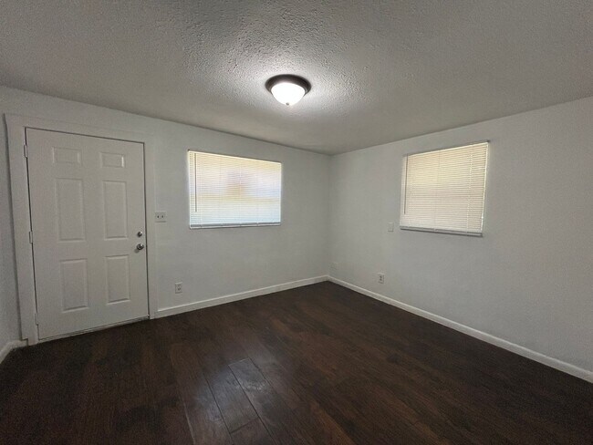 Foto del edificio - Nolan Street Duplex