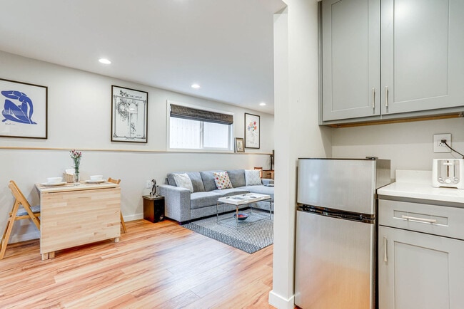Foto del edificio - 10052 Interlake Ave N