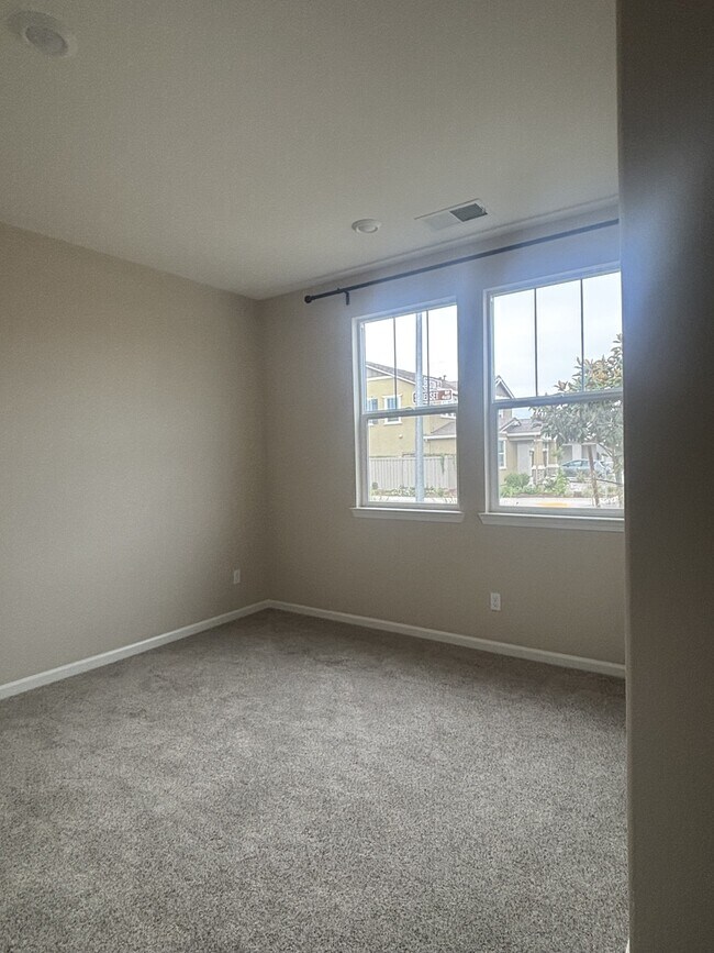 Building Photo - 608 Somerset Way