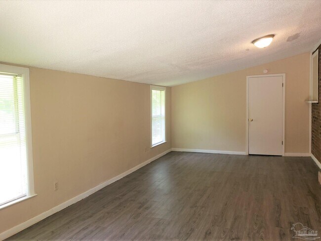 Foto del edificio - 665 W Roberts Rd