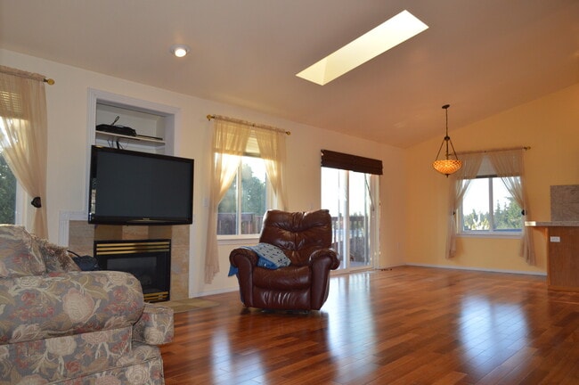 Building Photo - Nice open concept rambler in Milton!