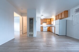 Building Photo - 111 N Walnut Ave