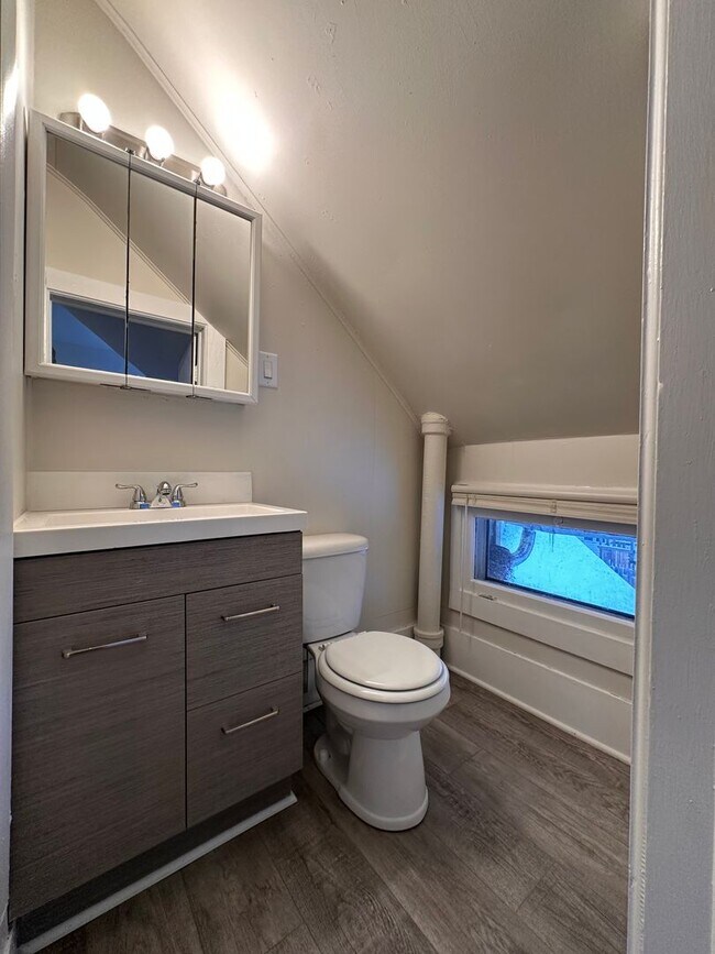 Foto del edificio - 248 N Franklin St Triplex