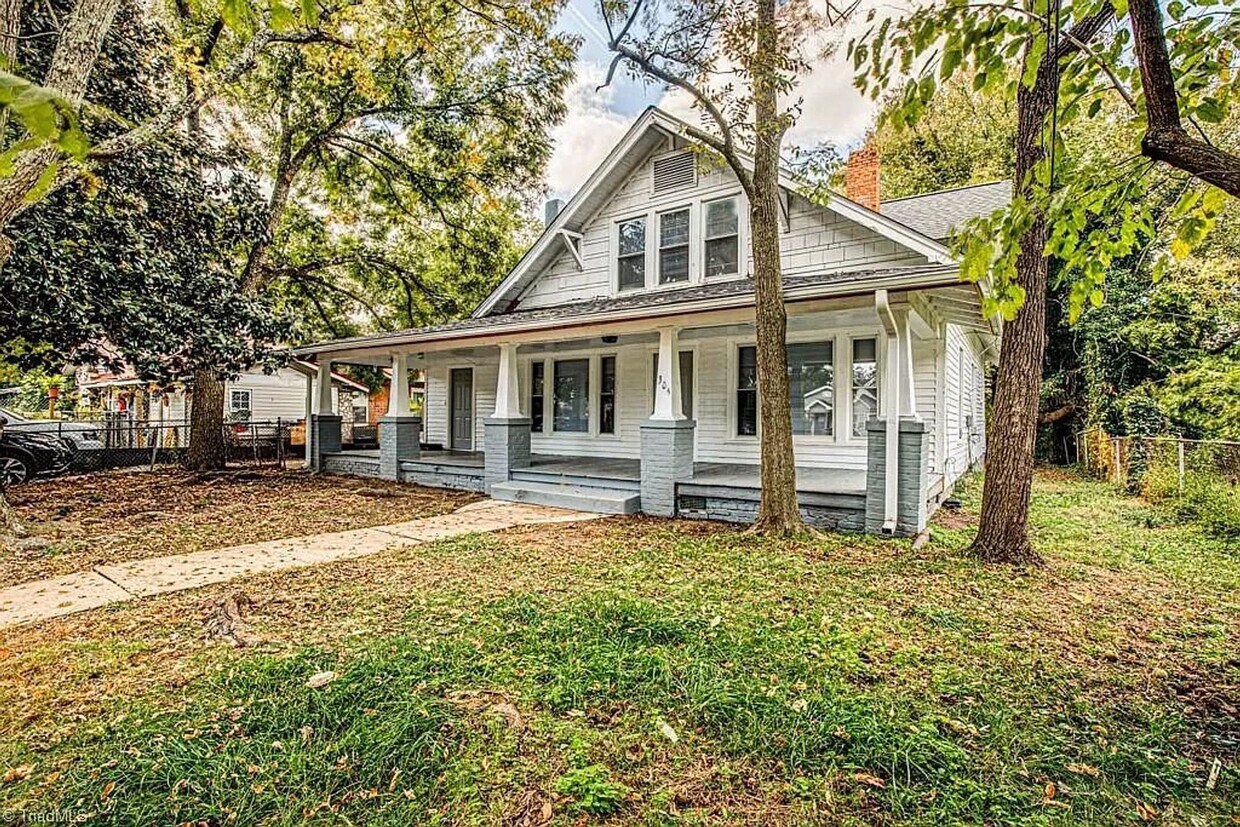 Primary Photo - 4 Bedrooms on 4th St!