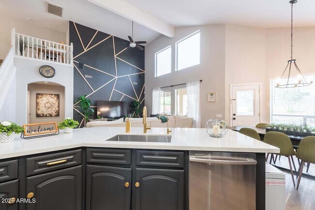 Foto del edificio - 5352 E Woodridge Dr