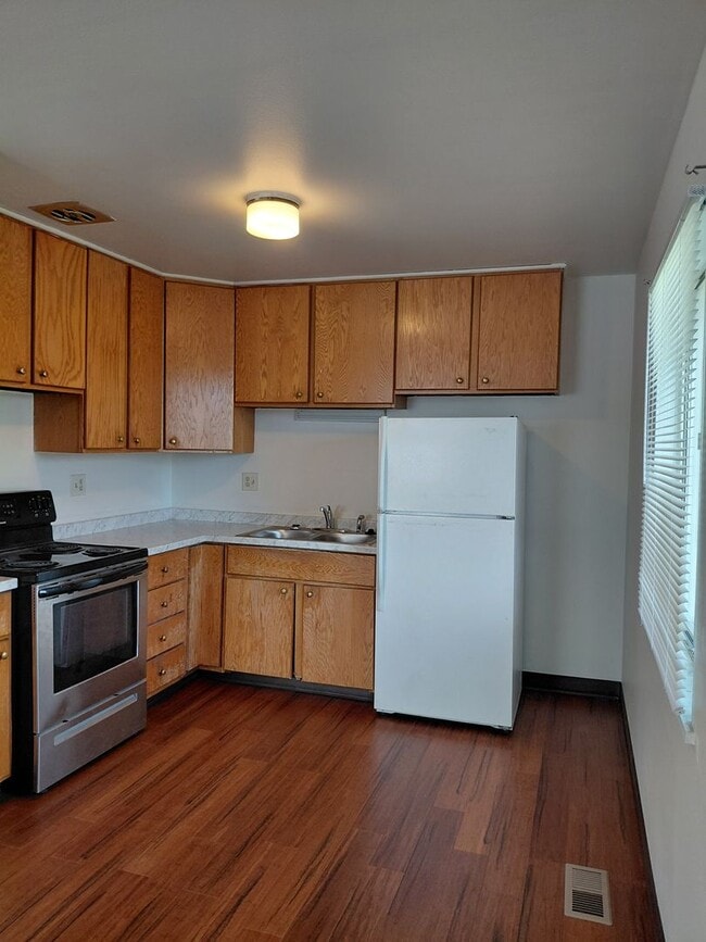 Foto del edificio - ALL PROSPECTIVE TENANTS MUST SUBMIT A $58 ...