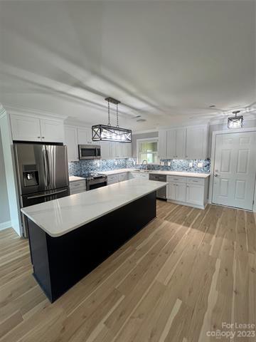Foto del edificio - 9817 Emerald Point Dr