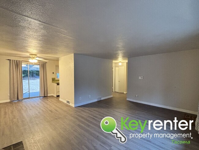 Foto del edificio - Updated 3 Bedroom Home with Huge Backyard ...