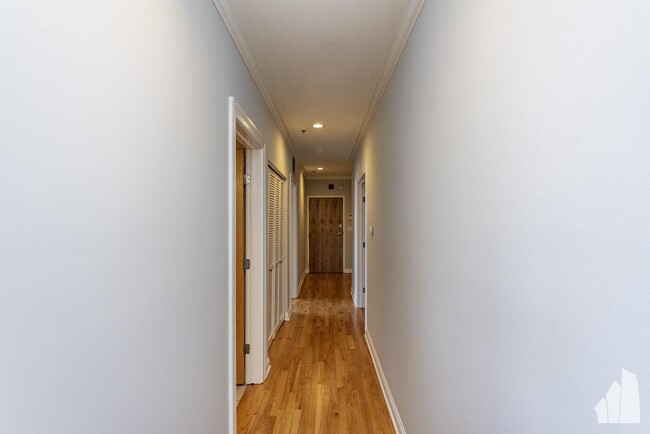 Building Photo - 2 bedroom in Chicago IL 60610