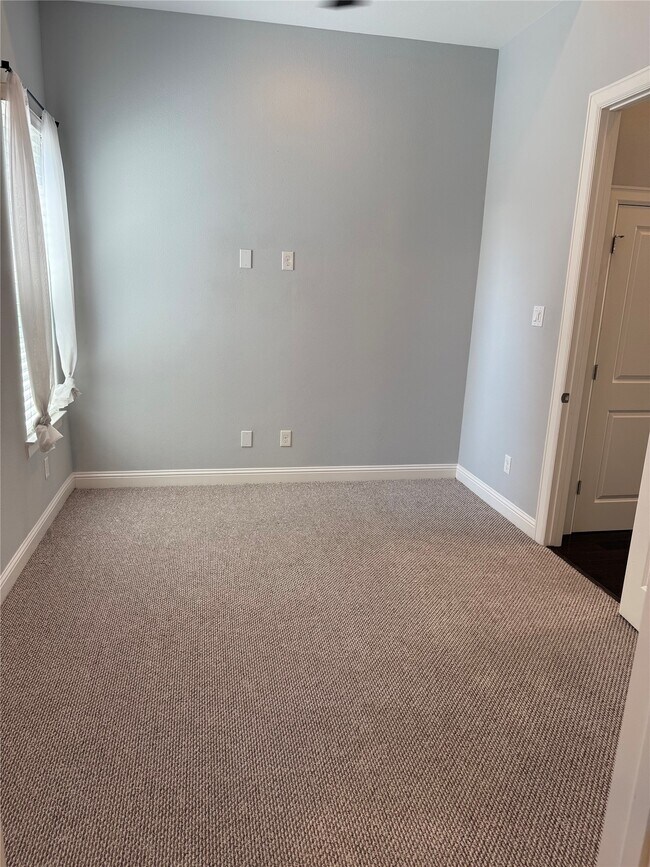 Building Photo - 2522 Hutchins St