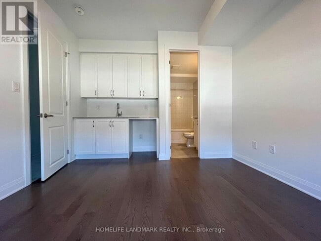 Building Photo - 7 Wisla Ave