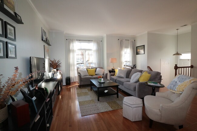 Building Photo - Gorgeous Luxury TH 4 bed, 3.5 bath w/ Wood...
