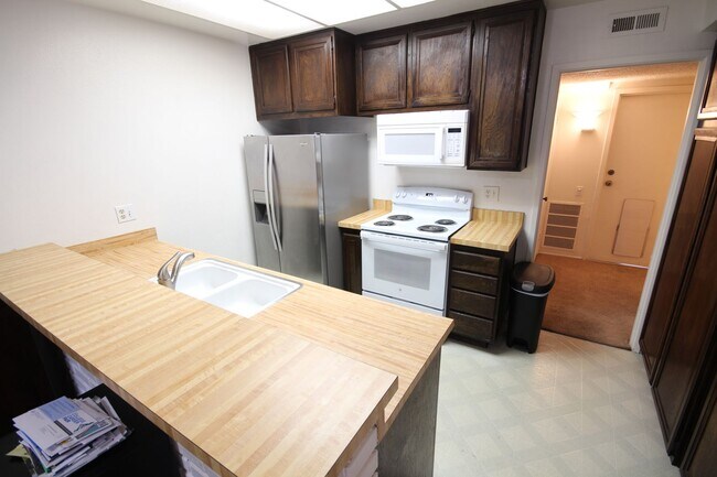 Building Photo - Spacious 3 Bedroom Townhome with 2-car gar...