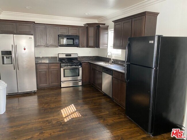 Building Photo - 1253 W 35th St