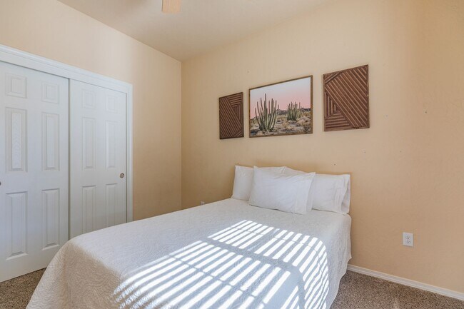 Foto del edificio - 3 Bed 2 Bath Fully Furnished Home - Pet Fr...