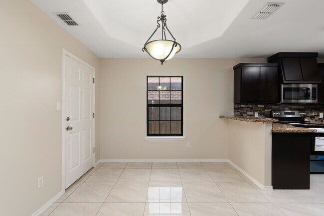 Foto del edificio - Updated 3 Bed/2 Bath/2 Car Located in Lazy...