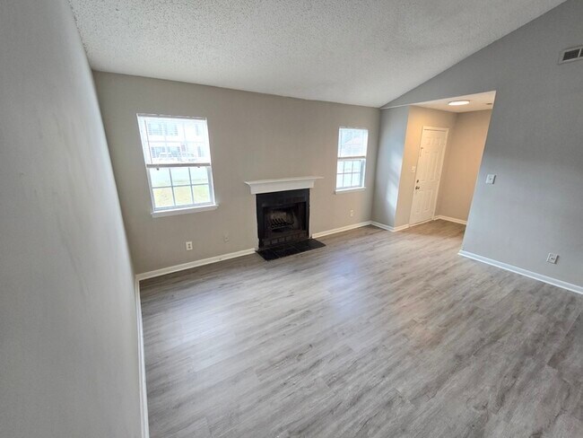 Foto del edificio - UPDATED 2BED/1BATH TOWNHOME IN TOWN CENTER VIRGINIA BEACH!!!!!