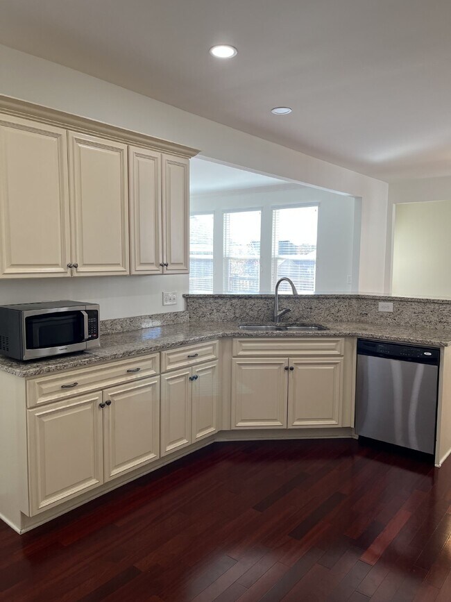 Foto del edificio - "Charming 4-Bed Gem with Guest Suite & Mod...