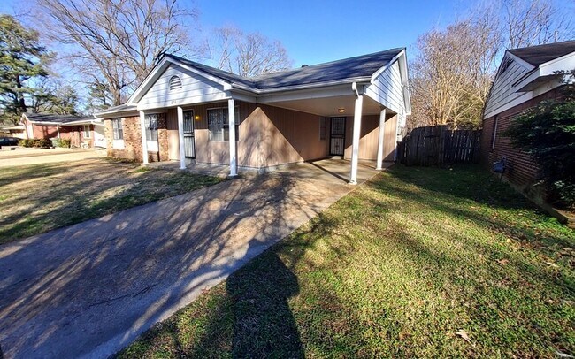 Building Photo - 2572 Thackery Dr