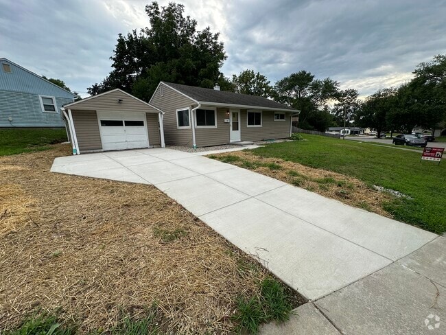 Front of house - 1309 Hedgewood Dr