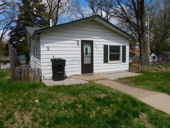 Building Photo - 303 1st St NW