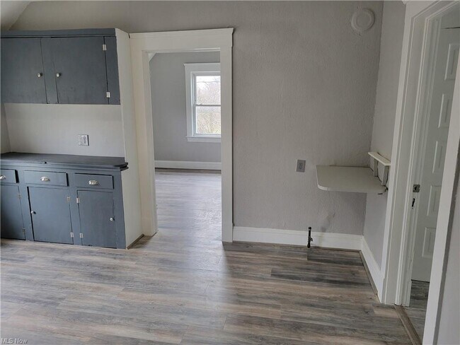 Building Photo - 3441 W 56th St