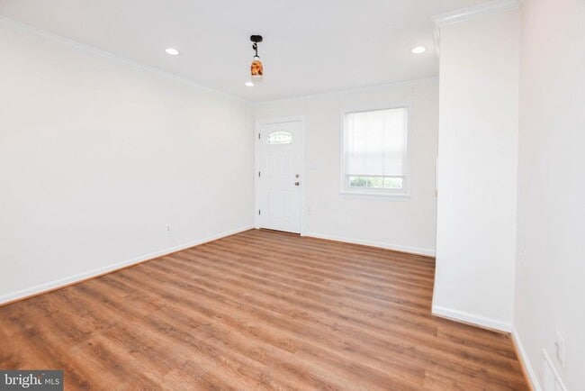 Building Photo - 1729 Gales Pl NE