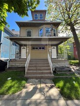 Building Photo - 11 Hoyt St