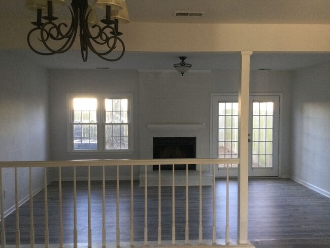 Building Photo - 3 BED / 2.5 BATH TOWNHOUSE