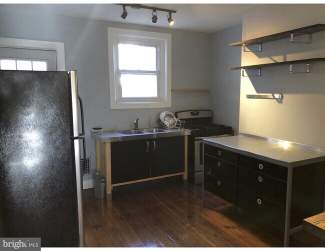 Building Photo - 173 W Girard Ave