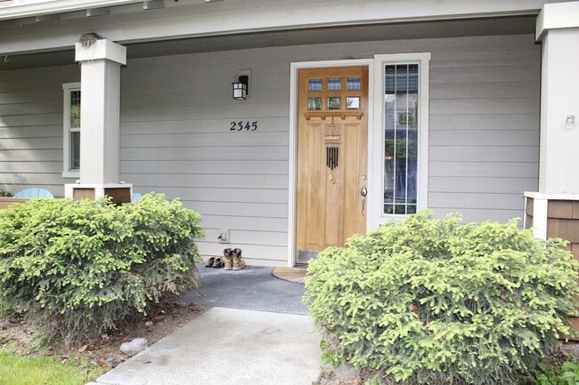 Building Photo - Gorgeous NW home with 3 primary suites 3.5 bathrooms and a fully fenced backyard!