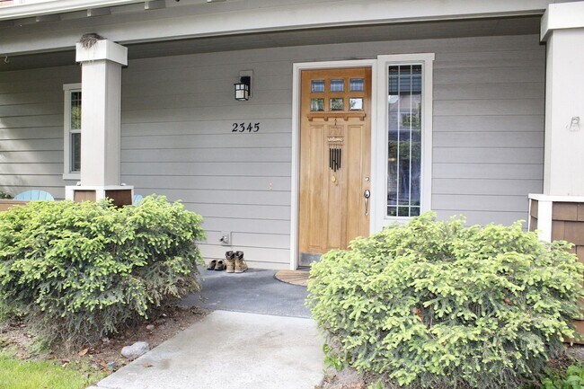 Foto del edificio - Gorgeous NW home with 3 primary suites 3.5 bathrooms and a fully fenced backyard!