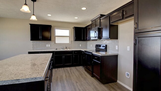 Building Photo - 3 BR Fenced in Home !!