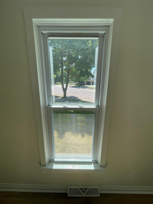 Ventana en la sala de estar con vista al patio. - 1219 State St