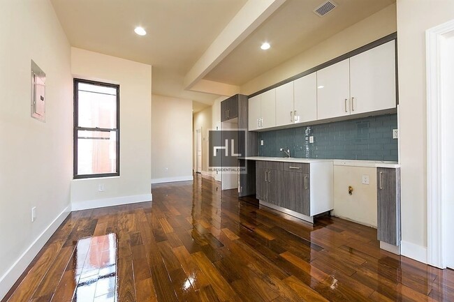 Building Photo - NEWLY RENOVATED COZY 3 BEDROOMS/ 2 BATHROO...