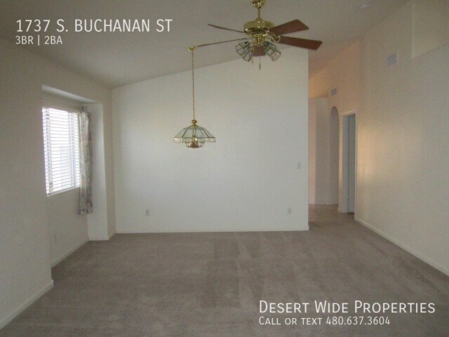 Building Photo - Beautiful 3 Bedroom / 2 Bath Home Located ...