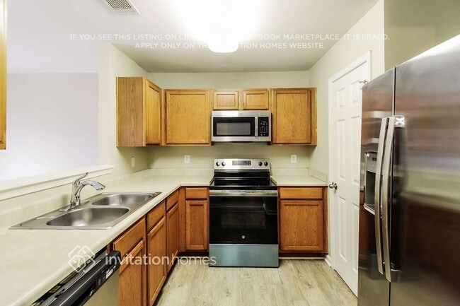 Building Photo - 2860 Englewood Dr