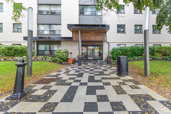 Entrée - 4981 Bathurst St