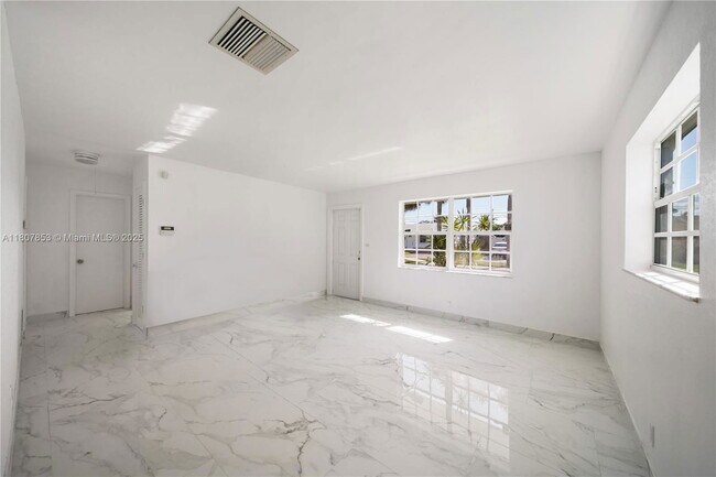 Foto del edificio - 2709 NW 54th St
