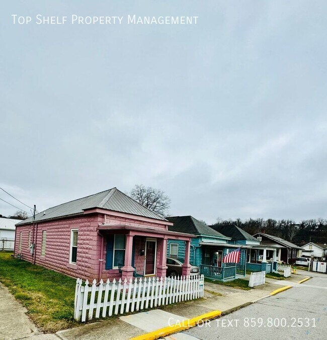 Building Photo - One Bedroom “Pink” House in Frankfort!